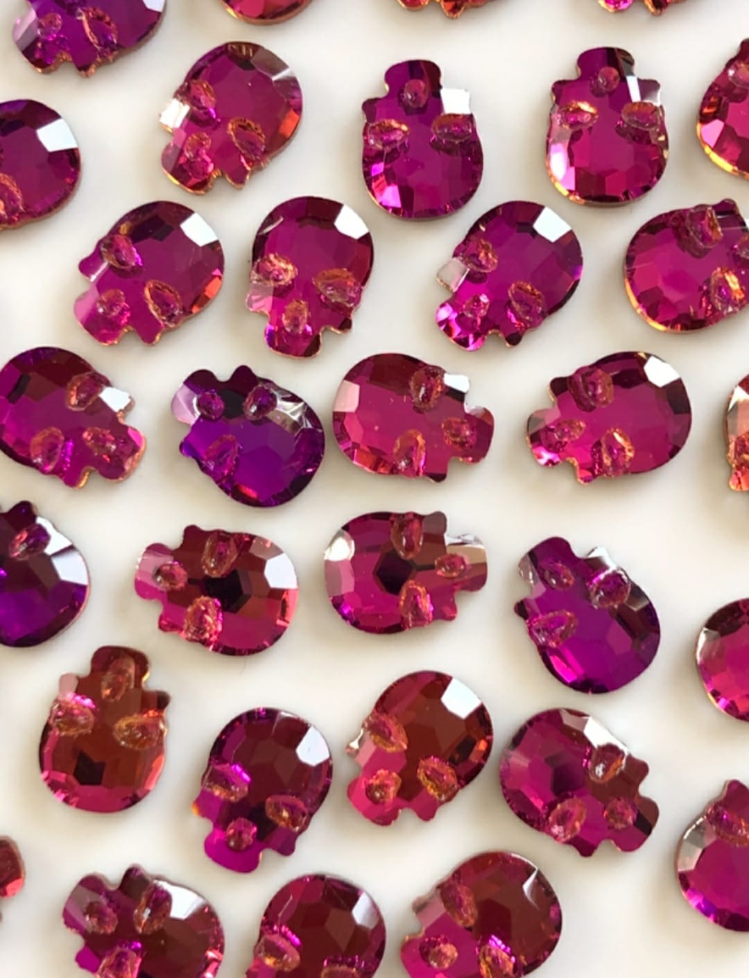 CRISTAL CALAVERA 6X8MM (10 UNIDADES) FUCSHIA